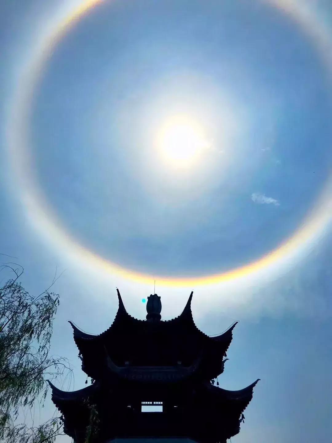 今天的太阳很特别,网友调侃:有妖怪!懂的人笑了:日晕三更雨