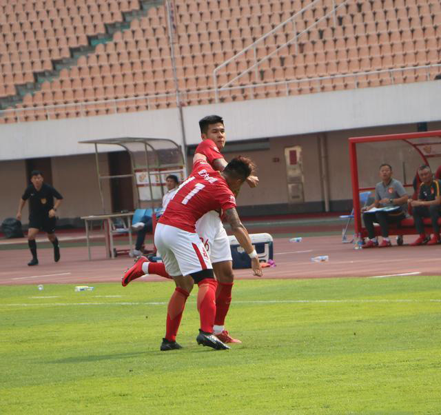 内讧！恒大两“纹身”球员赛场上就互殴，高层正紧急商讨处罚方案