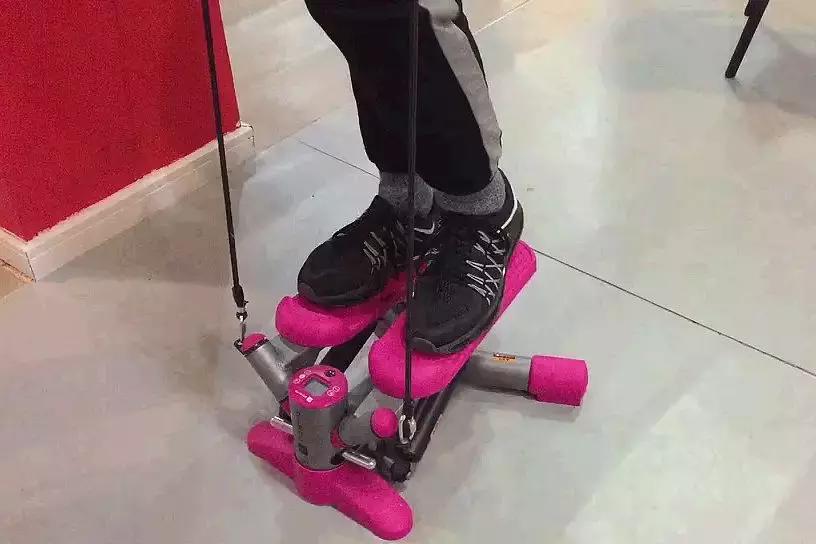 运动去双下巴赘肉神器,健身房哪些器材减蝴蝶袖