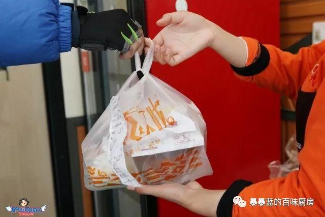 这家店用六星级面粉做凉皮配东北鸡架爆好吃，一般人还不让加盟…