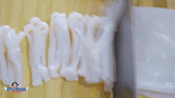 这家店用六星级面粉做凉皮配东北鸡架爆好吃,一般人还不让加盟…