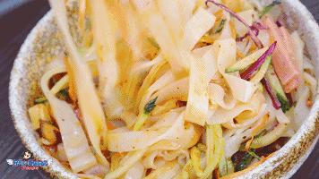 这家店用六星级面粉做凉皮配东北鸡架爆好吃,一般人还不让加盟…