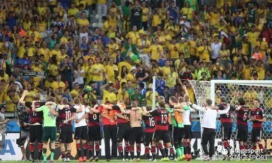 谁说打篮球就一定要穿好的球鞋,supreme白色足球衣