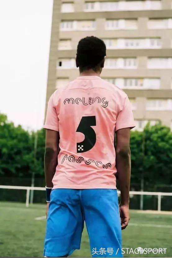 谁说打篮球就一定要穿好的球鞋,supreme白色足球衣