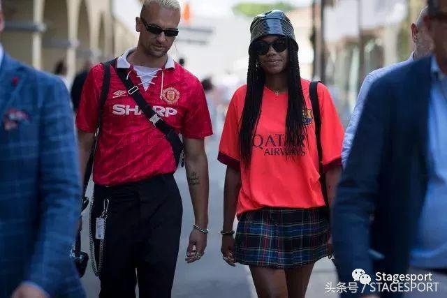 谁说打篮球就一定要穿好的球鞋,supreme白色足球衣