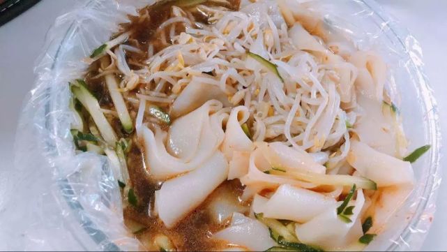 路边小摊的凉皮,街边的凉皮