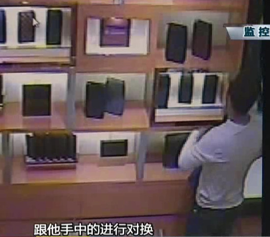深圳男子网购名品钱包怀疑有假竟到专卖店“换包”