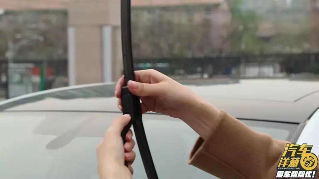 自己动手更换rav4雨刷,汽车雨刷怎么动手洗干净