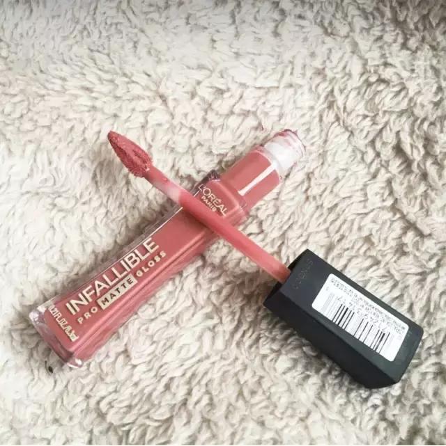 平价口红和国货之光的区别,平价口红光泽感