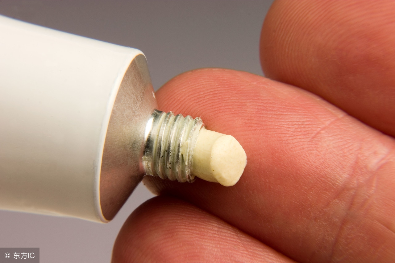 手足癣水泡破了会流黄水,手足癣干裂怎么治