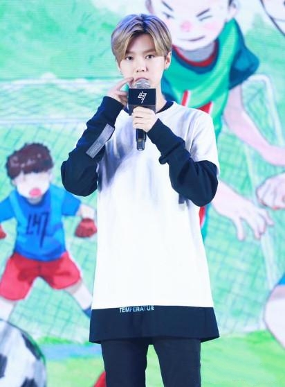 鹿晗上学踢足球,鹿晗踢足球表演比赛视频