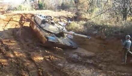 57吨坦克能陷入泥潭吗,坦克深陷泥潭怎么脱身