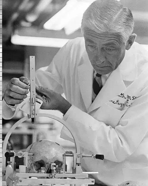 百年残暴治疗史堆砌的事实:同性恋不是病,请放弃治疗