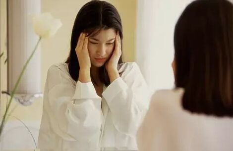 为什么月经前有姨妈痘,每次月经前下巴长红肿硬痘痘