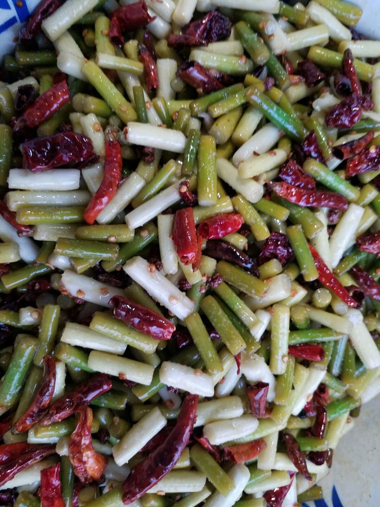 正宗腌制蒜苔不用切10斤方法,腌长蒜苔的正确方法