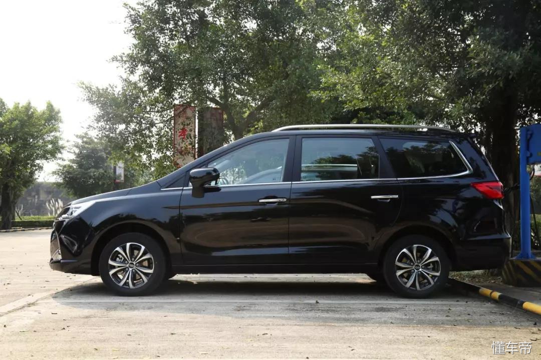 宝马同款内饰，比宝骏730轴距还长，瑞风R3仅售6.48万起！