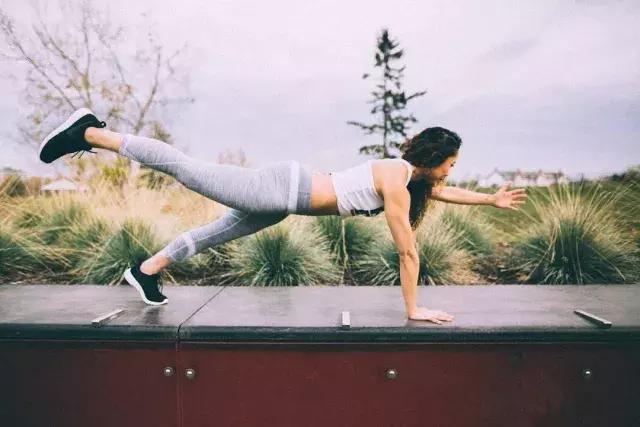 平板支撑一天做几分钟有效减肥,平板支撑高效减肥动作