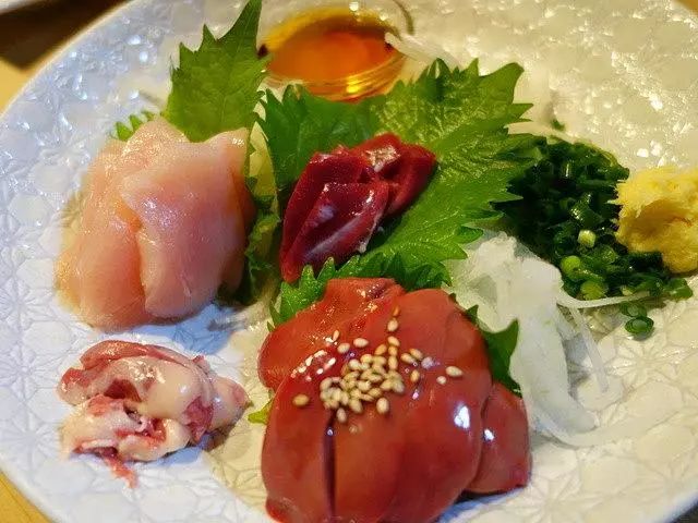 震惊！这群人竟然生吃鸡肉！