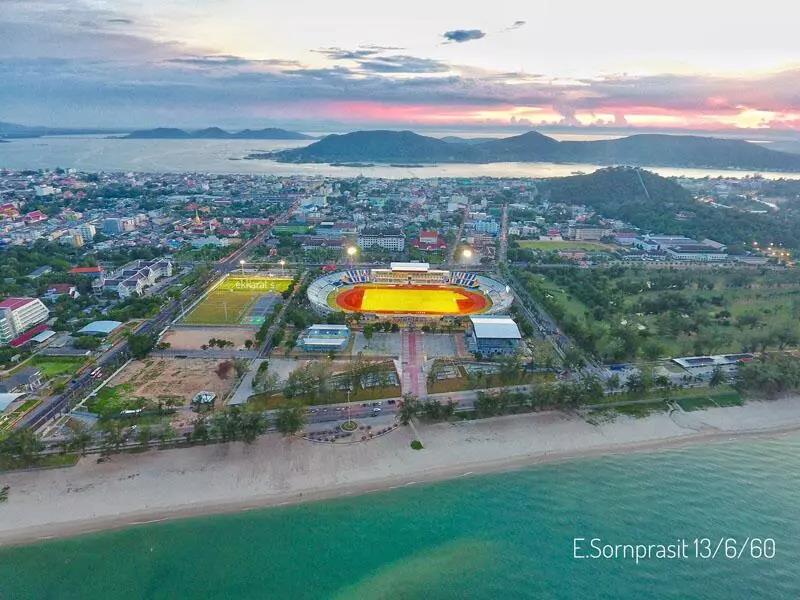 盘点:炼尸房边、大海之滨和群山环绕的泰国十大神奇球场