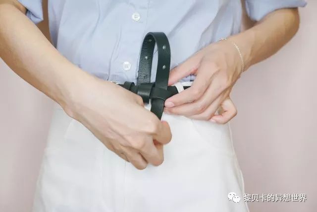 跆拳道白腰带的正确系法简单视频,带金属扣的腰带系法蝴蝶结慢动作