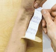 因作弊，小哥被逼*光脱**衣服裸考……