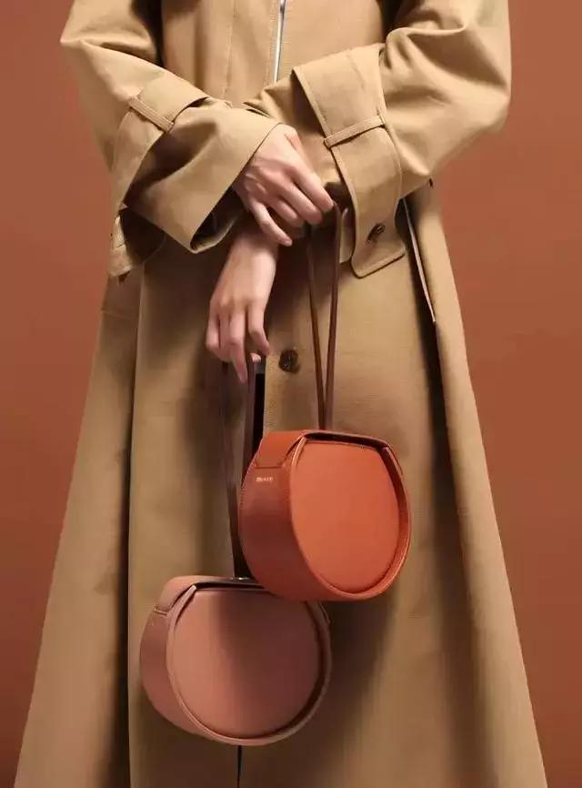 北京女子图鉴送包,北京女子图鉴背着假包