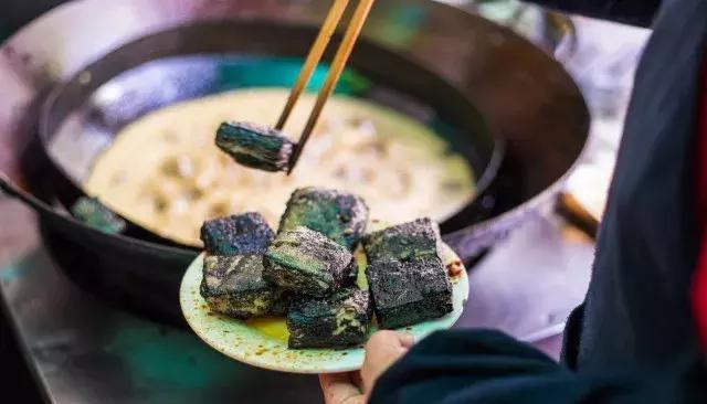 长沙老板也太“黑心”了！这么黑的食物也给我吃！