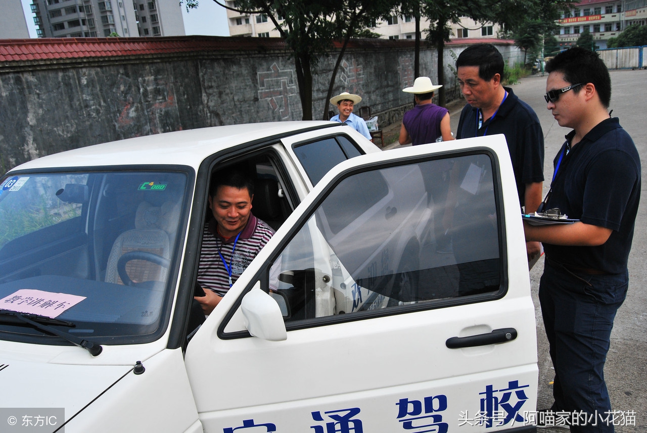 驾校教练赚你多少钱,驾校教练一个月工资到手多少