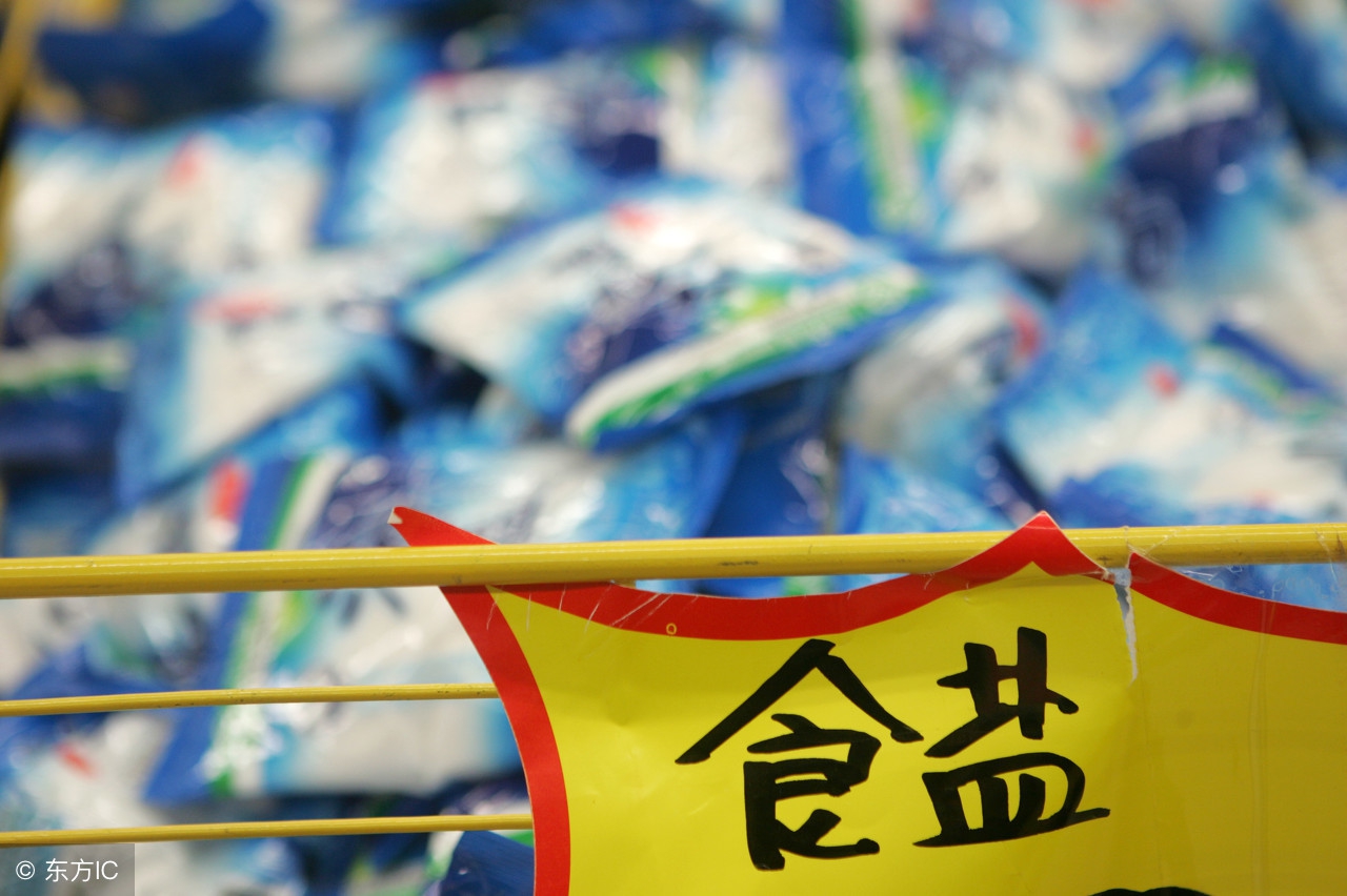 食盐洗脸后发红,食盐可以洗脸吗有好处吗