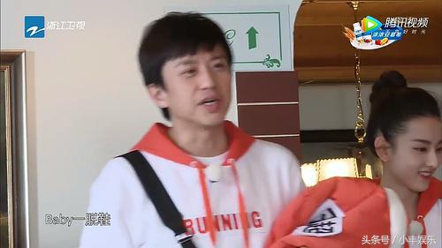 baby脱袜子走指压板,baby脱鞋上指压板