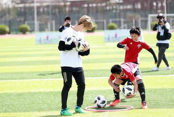 鹿晗范志毅谈梅西点球,鹿晗踢足球名场面奔跑吧