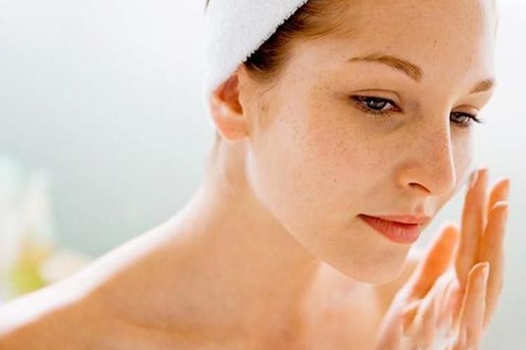 洗了脸后脸上很干起皮怎么回事,脸干起皮发红刺痛怎么快速解决