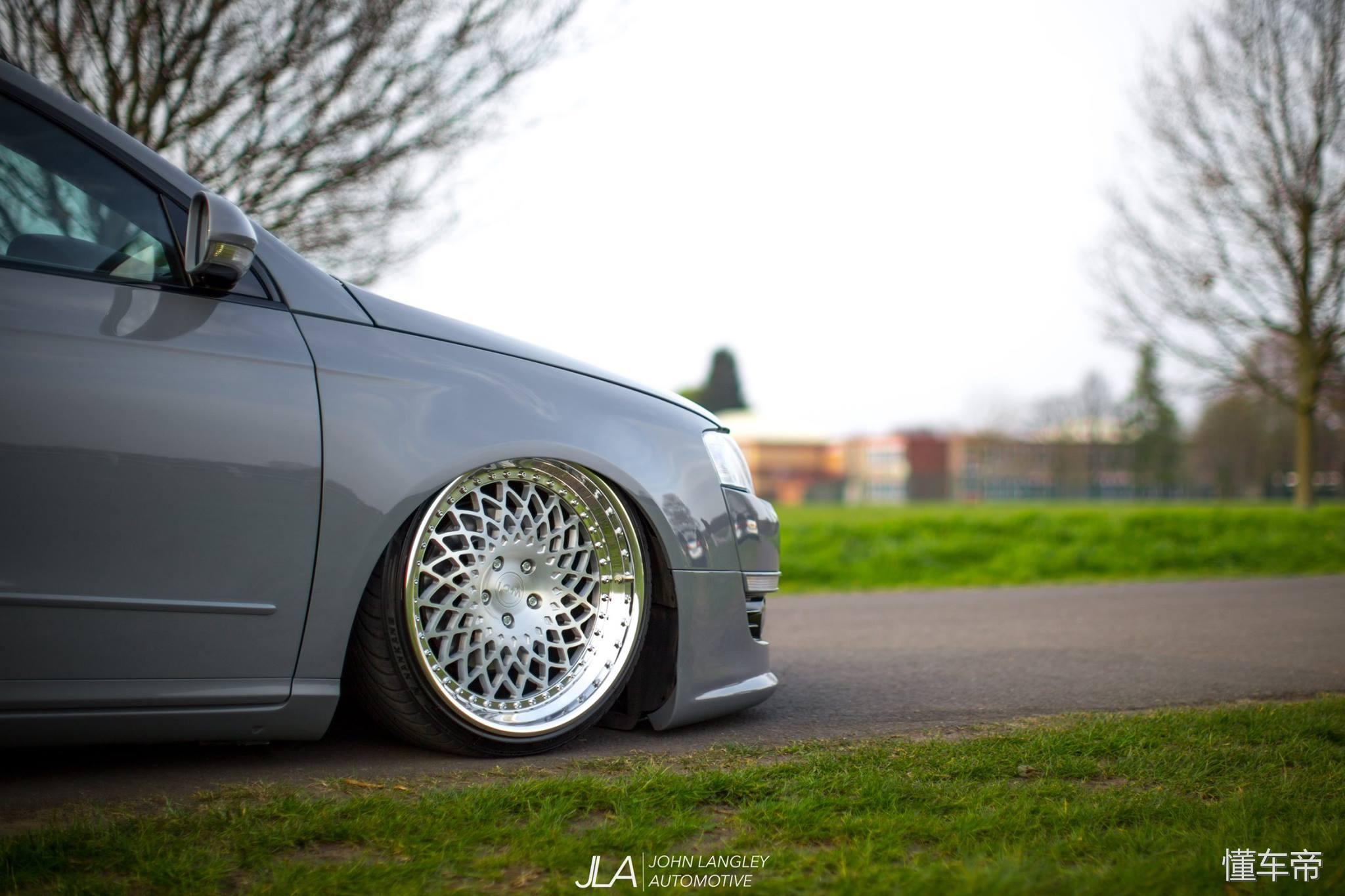 虽然手动挡让人着迷，但是这辆迈腾的轮毂让洗车工抓狂！