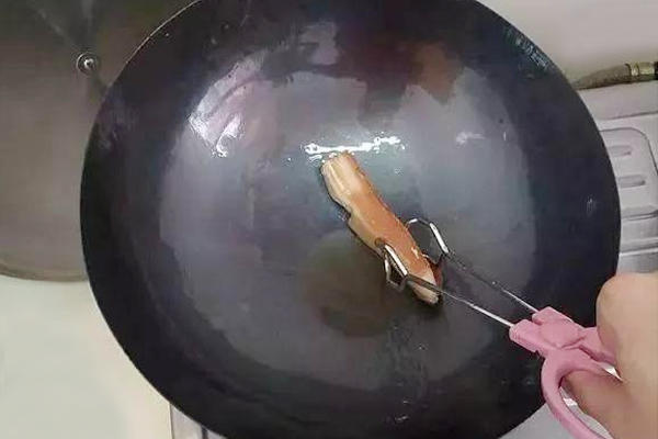 铁锅生锈用它擦一擦保证干净如新,熬粥铁锅生锈了怎么除锈最快