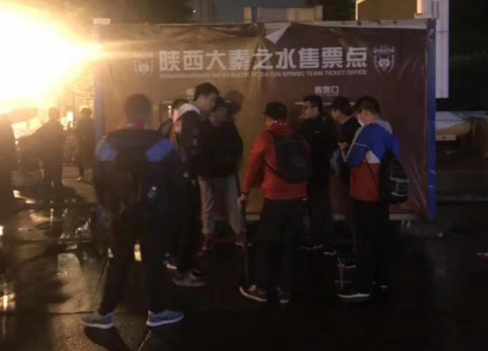 凌晨四点冒雨排长队，只为一张西北狼的球票，这样的人最可爱