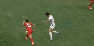 从亮鞋钉蹬人到断子绝孙脚，裁判的不作为严重阻碍中国足球的进步