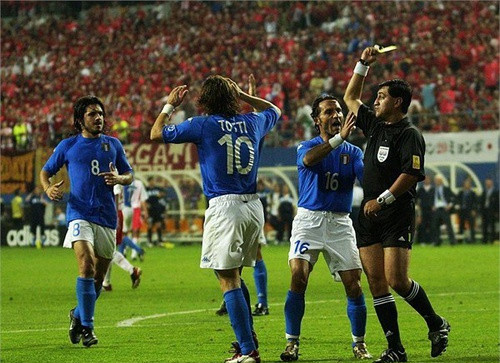 最黑的一届世界杯：韩国连胜3大豪门，12年后公开承认贿赂裁判