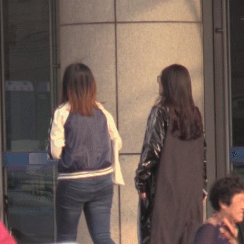 “大嫂”徐冬冬医院就诊后坐地痛哭，低头打电话表情痛苦