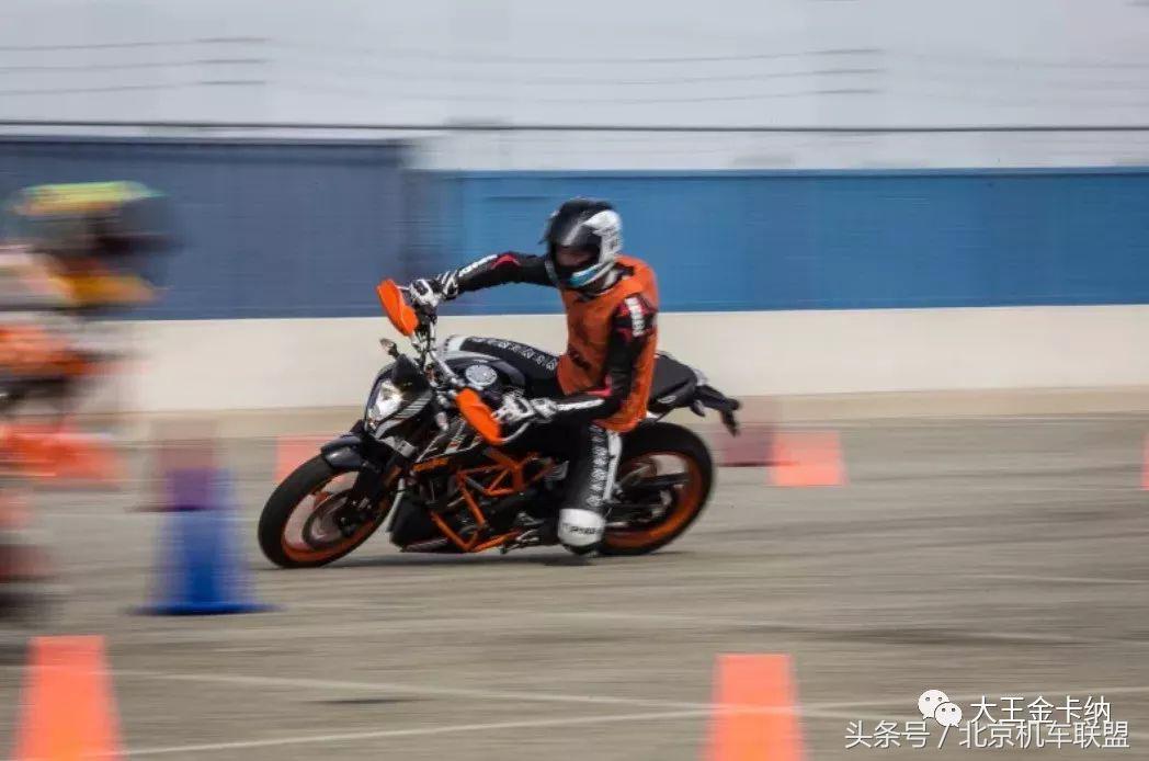 摩托车u型弯道教程,摩托车u型下坡弯道技巧