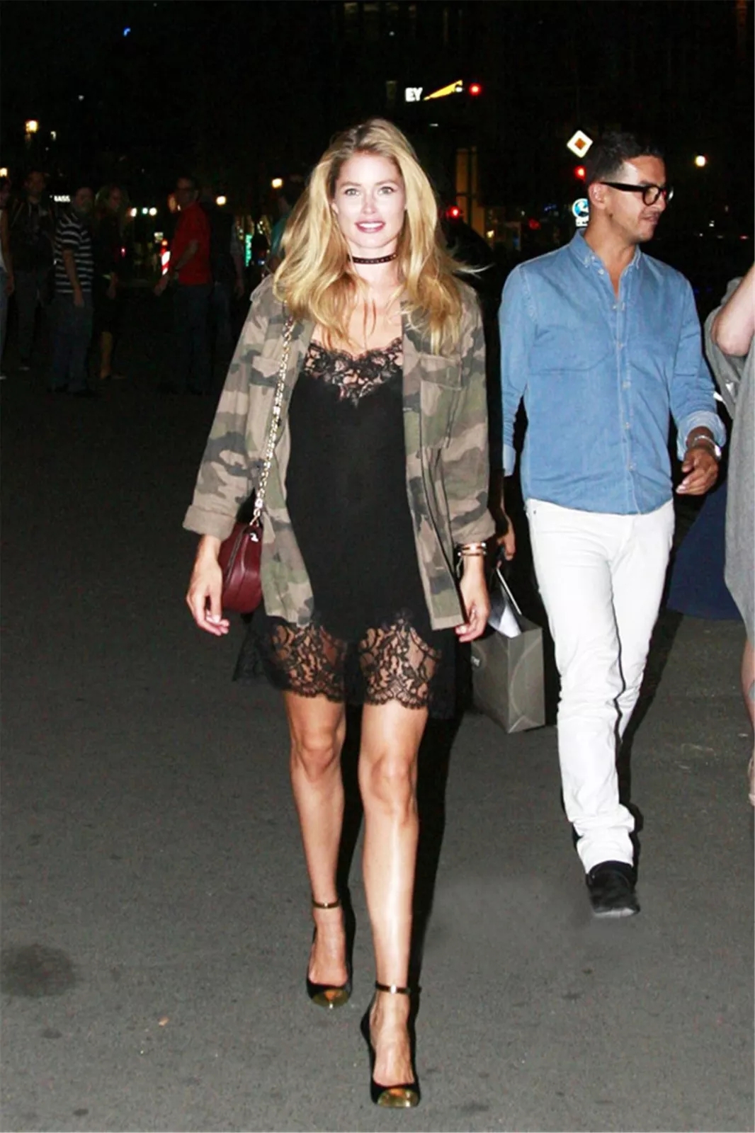 女生秋冬季迷彩外套搭配,好看迷彩服女外套