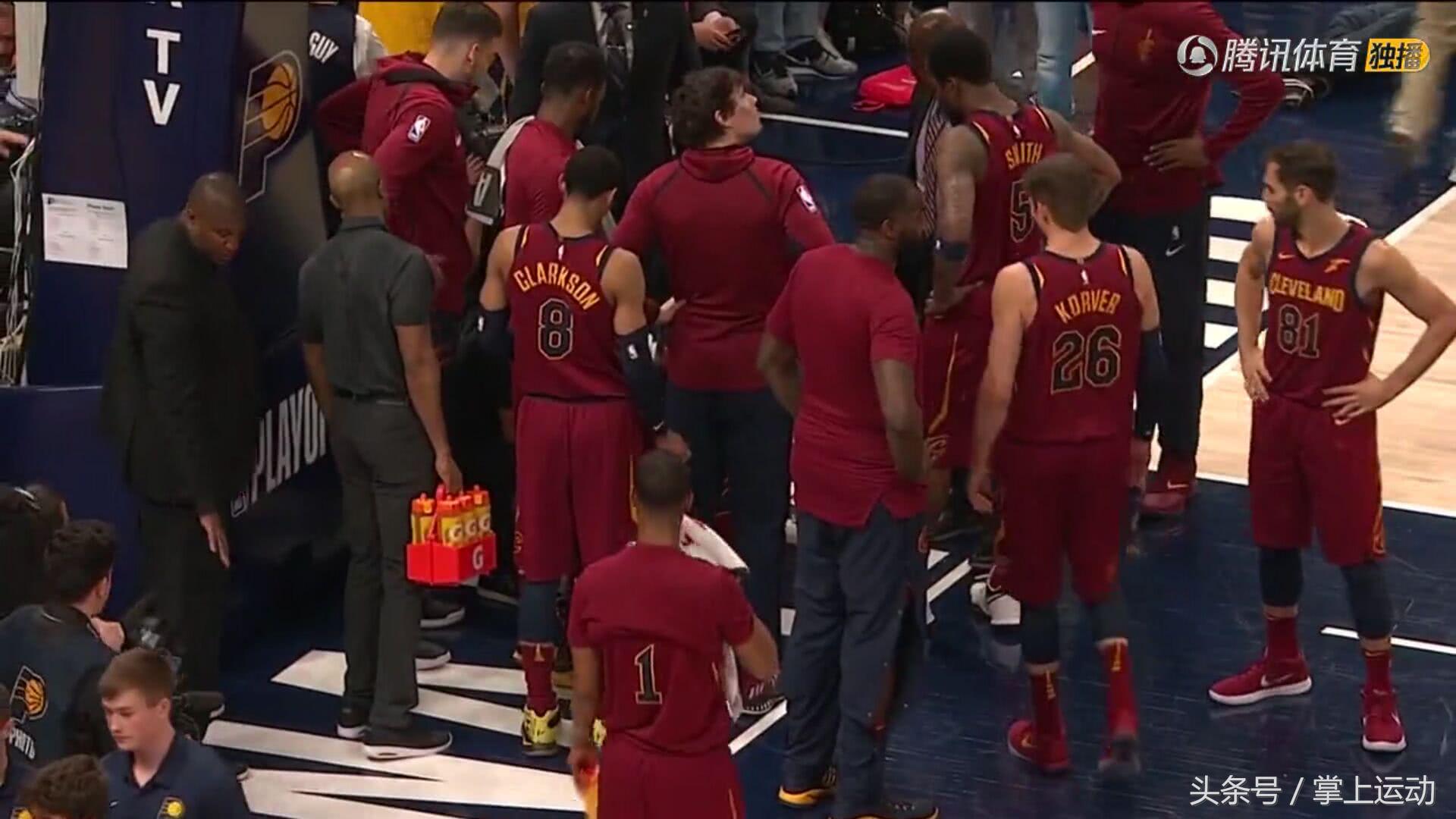 詹姆斯肘击对手致其出血遭驱逐,詹姆斯被肘到眼角出血