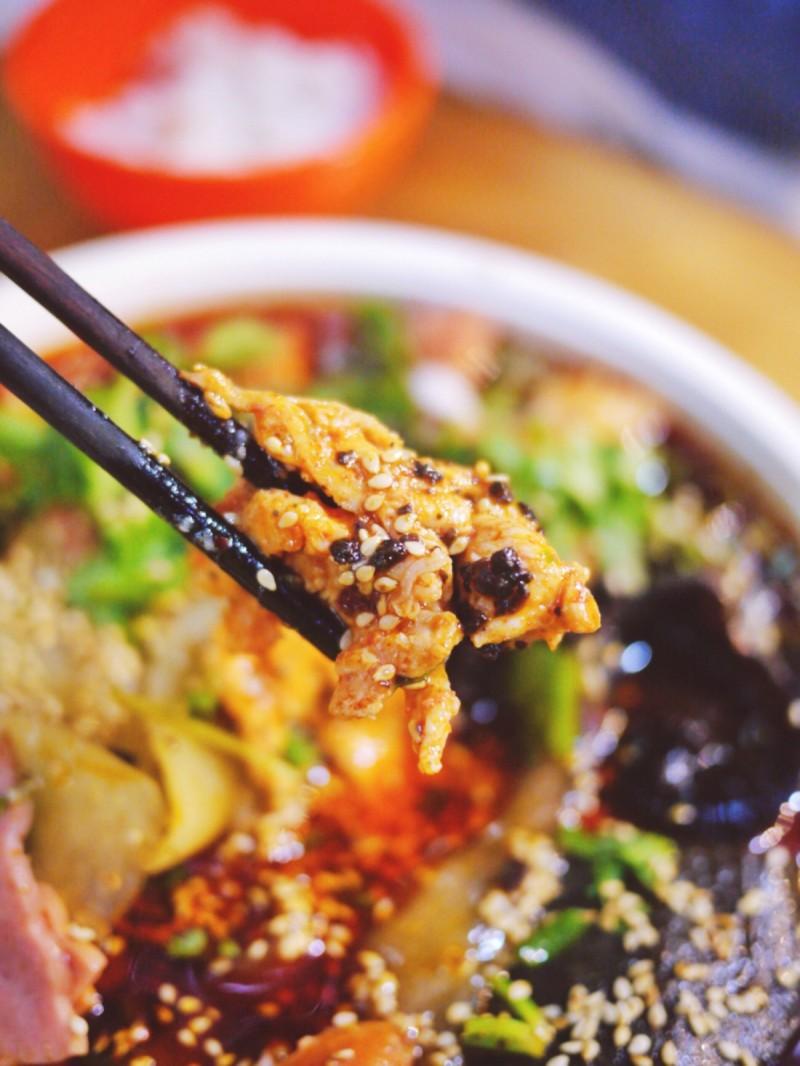 曾经的美食帝国强势回归，建设路要火了！