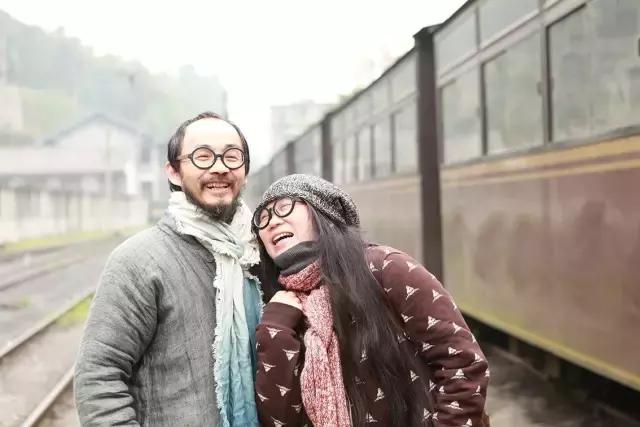 私奔扯证相爱26年，女儿重病脑瘫，仍把生活过成了诗！