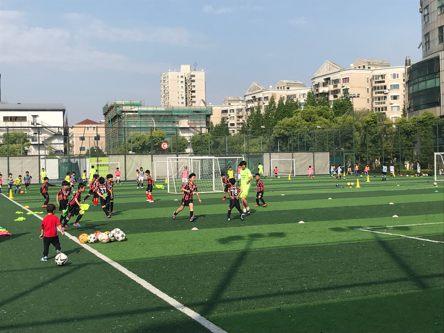 家长对小孩踢球的态度,足球教练如何教8-10岁小朋友训练