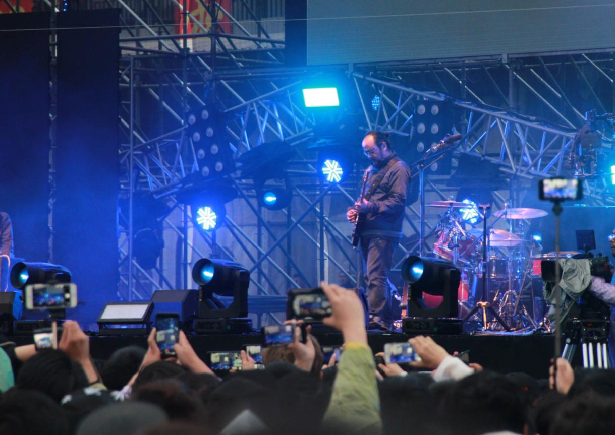 窦唯戴帽子长头发,窦唯出镜