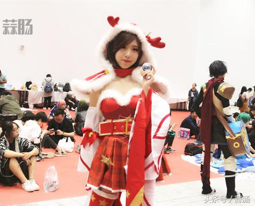 漫展coser小姐姐对粉丝的暖心瞬间,漫展cos摆动作甜妹