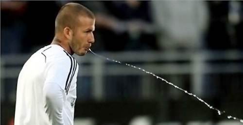 足球运动员为什么在草坪上吐痰,足球运动员身体素质跟普通人比