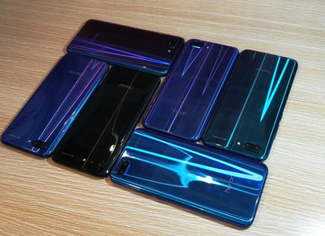 极光色后盖+2400万前后AI双摄，售价2599起；网友：价格很皮！