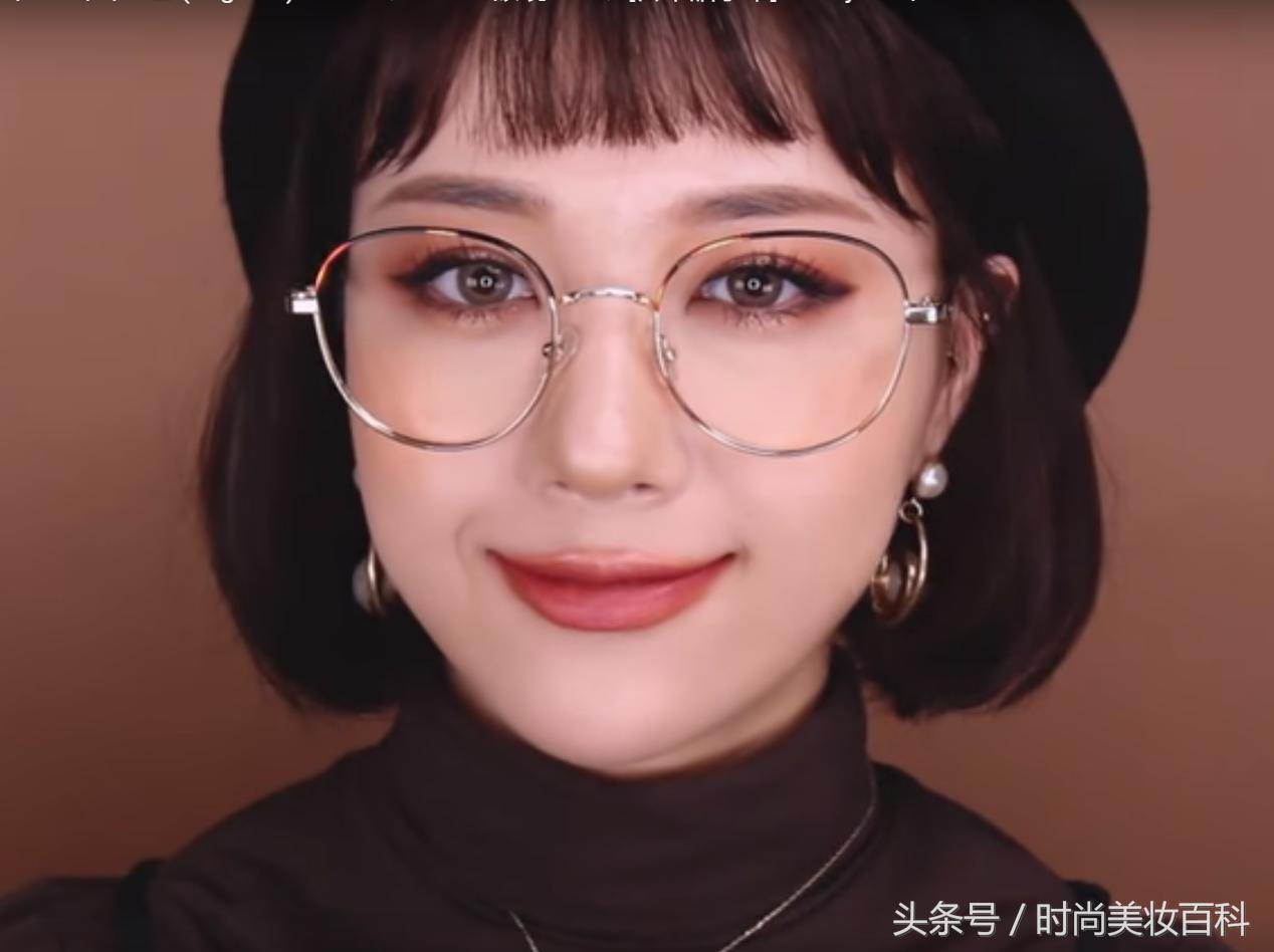 戴眼镜的美妆博主女,复古美妆博主妆容