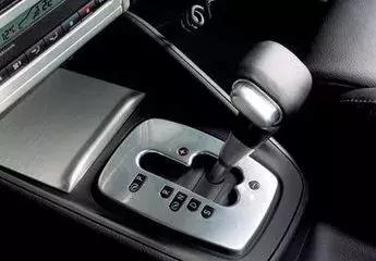 路上的减速带怎么过才不伤车,路过路口刹车技巧